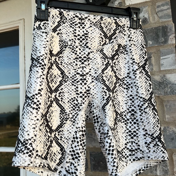 Balance Athletica the Rider Shorts - Python - Picture 3 of 12